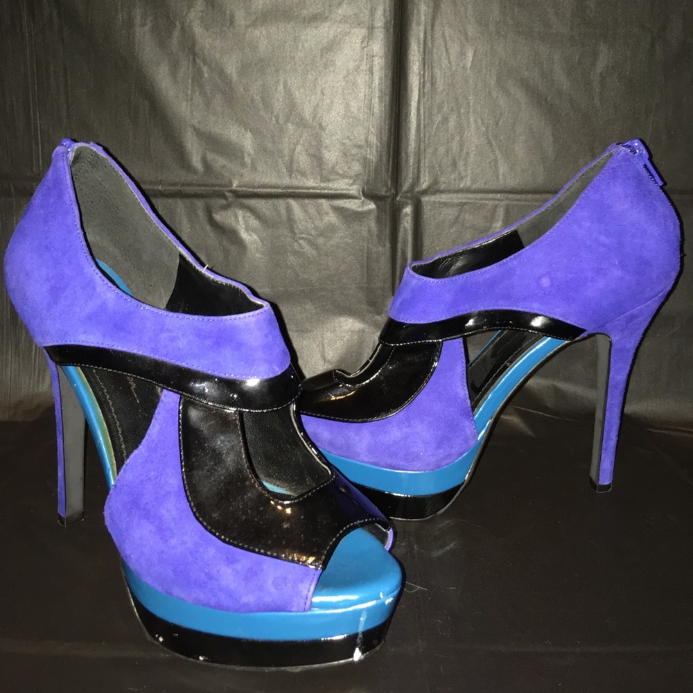 Monochromatic blue and black cutout heels 💙